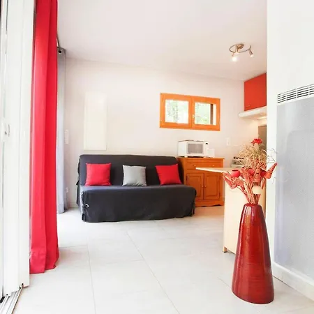 With One Bedroom In Villediparaso With Furnished Terrace 18 Km From The Beach Casa de Férias *