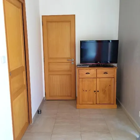 With One Bedroom In Villediparaso With Furnished Terrace 18 Km From The Beach Casa de Férias
