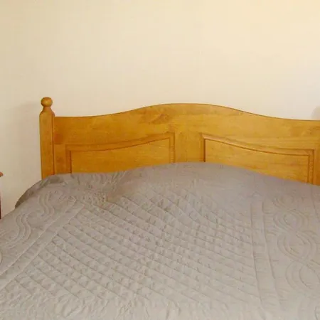 With One Bedroom In Villediparaso With Furnished Terrace 18 Km From The Beach Ville-di-Paraso