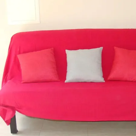 With One Bedroom In Villediparaso With Furnished Terrace 18 Km From The Beach Casa de Férias Ville-di-Paraso