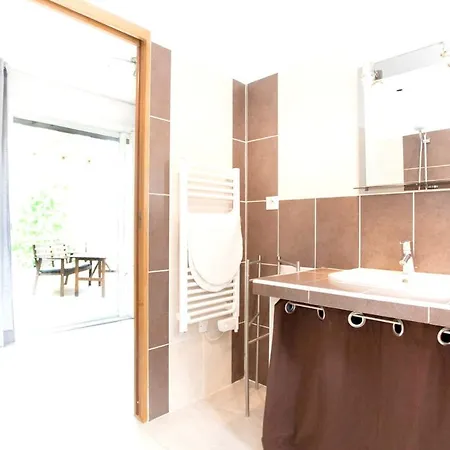 With One Bedroom In Villediparaso With Furnished Terrace 18 Km From The Beach Vakantiehuis *